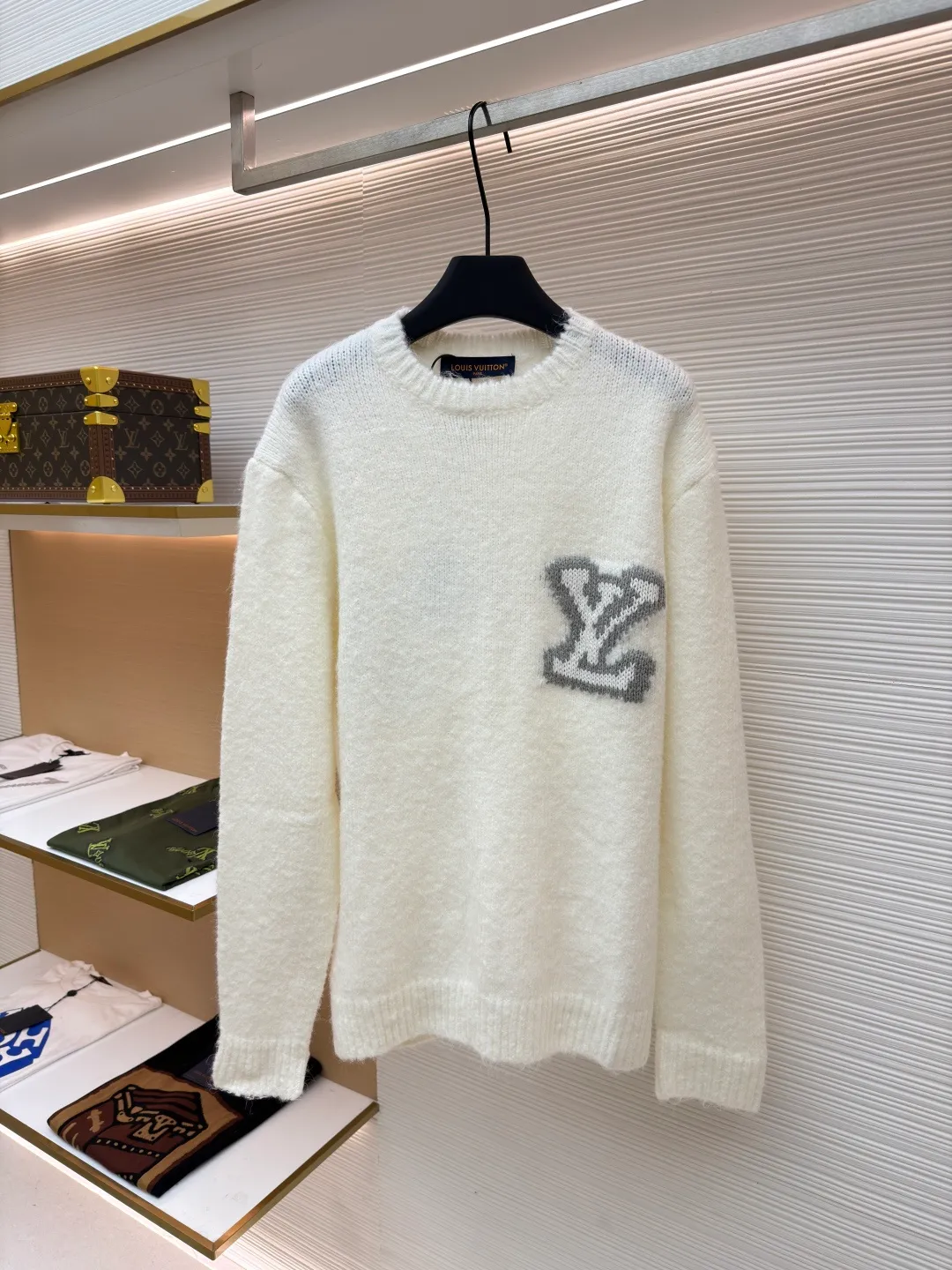 LOUIS VUITTON double-sided intarsia sweater ●Original version: purchased and developed for 12200 ●Item number: 1680923-A85 ●Fabric: wool blended fabric ●Technology: knitted intarsia production ●Version: fitted version ●Weight: about 620 grams ●Size: S-M-L-XL ●Description: Made of custom-woven and dyed sheep wool 65% cotton% 20 Spandex 15%. The special washing process is very soft and skin-friendly. It has 7 knitting workers. The thickness of each stitch of the inlay on the clothing logo is consistent with ZP. The back logo is mirror inlay. This crew-neck sweater is made of a blend of sheep wool and yak hair, and uses thick yarn to create a comfortable texture. The contrasting LV logo is integrated into the knitted fabric, and the mirror-effect logo is cleverly displayed on the rear. The casual and elegant design makes it easy to style your weekend look. The overall wiring is straight and delicate, the fabric is comfortable and soft, and the color is consistent without color difference. It can be matched with the same style to create a fashionable look and control various occasions. Customized accessories, complete with three standards, same style for men and women!
